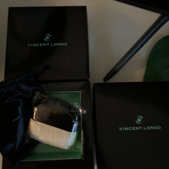 97 items Vincent Longo Assorted Cosmetics - Picture 9 of 16